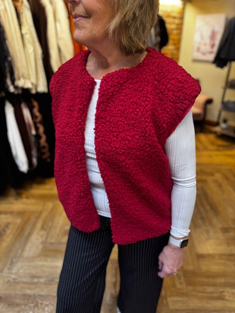 Cherry Red - Teddy Gilet