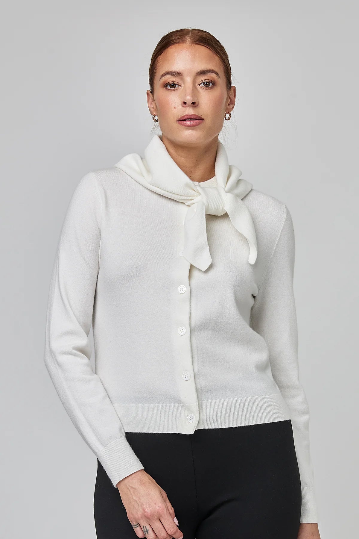 Uchuu Montreal - Fitted crew neck cardigan with integrated scarf | CF25-900 - Milk