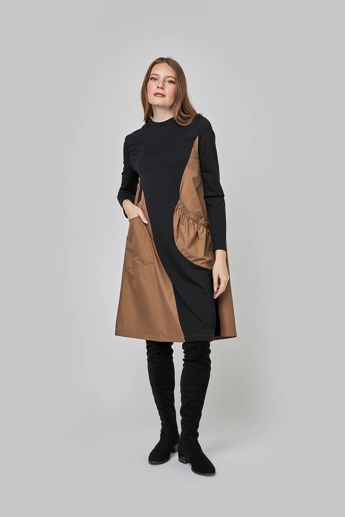 Uchuu Montreal -Two-tone round neck dress with gathered pocket CF25-006