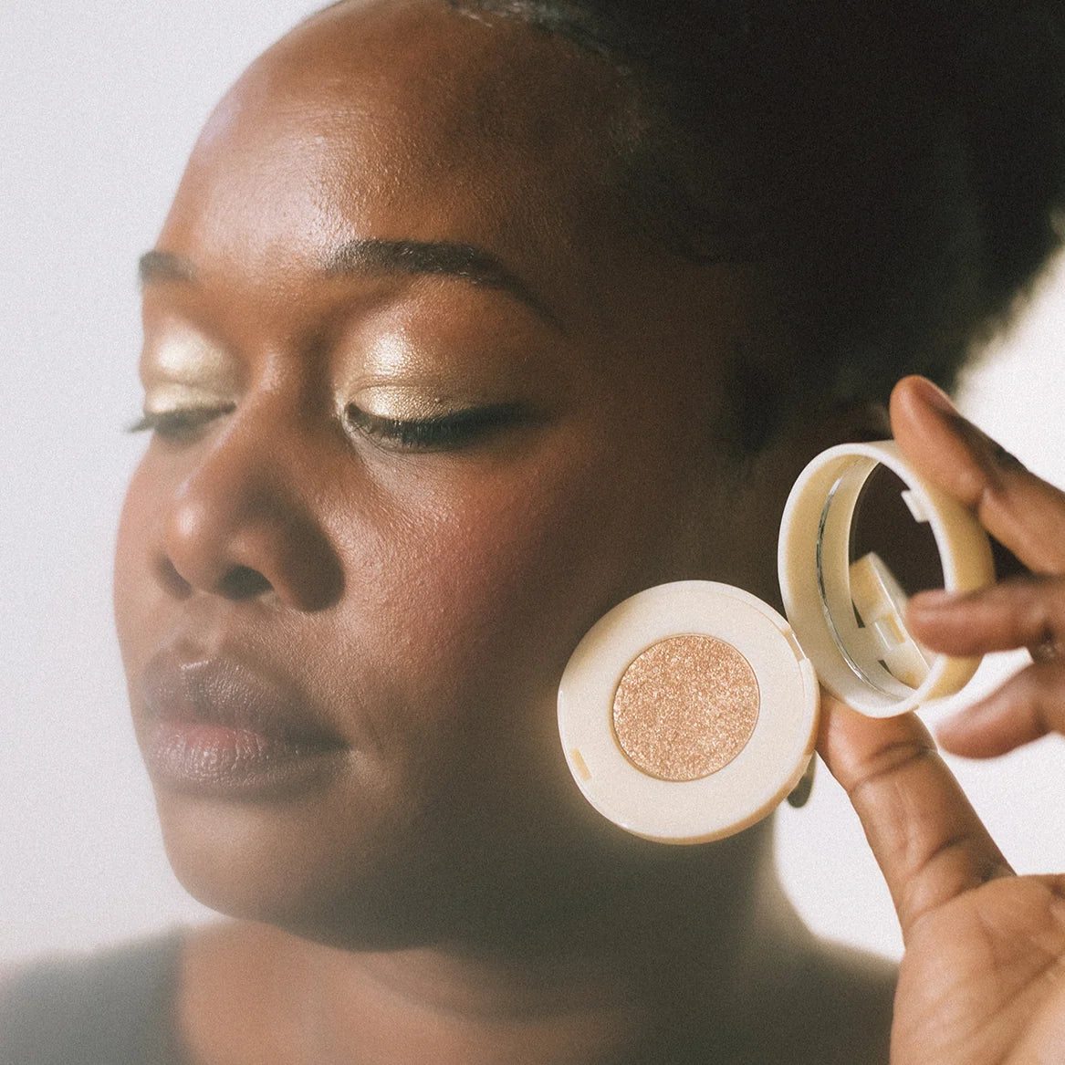 Pearl Beauty 'Spotlight' Single Eyeshadow - Gold